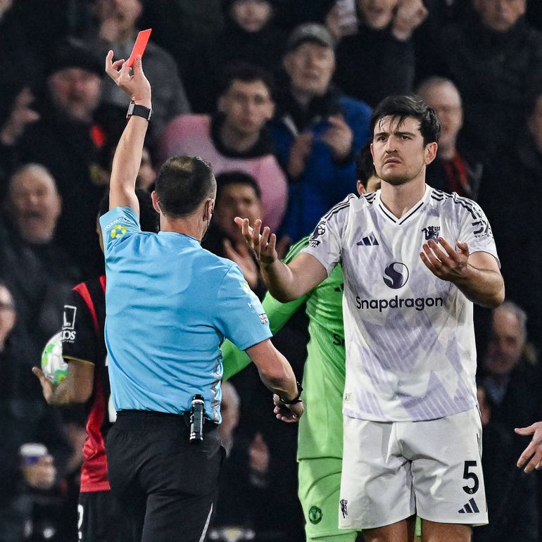 Maguire sent off by the referee || Imago