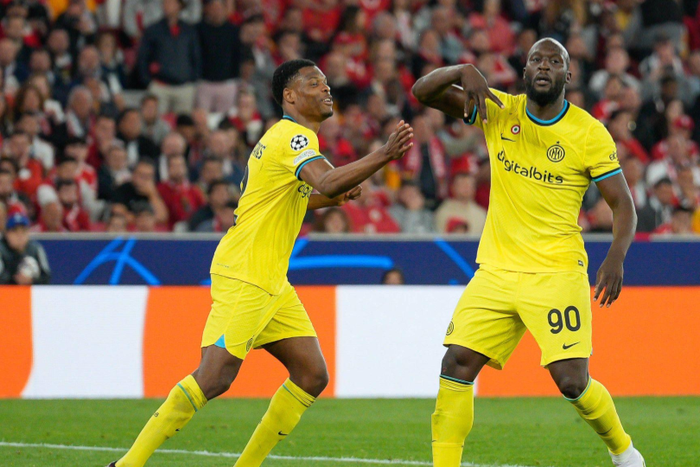 Denzel Dumfries and Lukaku celebrating a goal