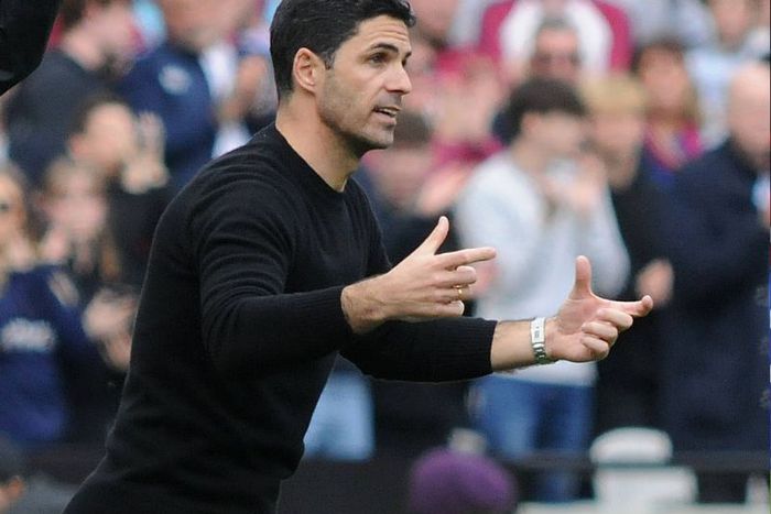 Arsenal manager Mikel Arteta gestures during a game.