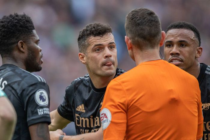 Granit Xhaka and Thomas Partey of Arsenal argue with referee.