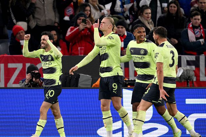 Manchester City celebrate goal vs Bayern Munich.