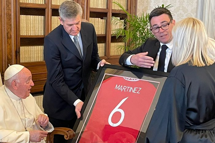 In the course of the private encounter, Martinez sent Burnham a framed signed United shirt.