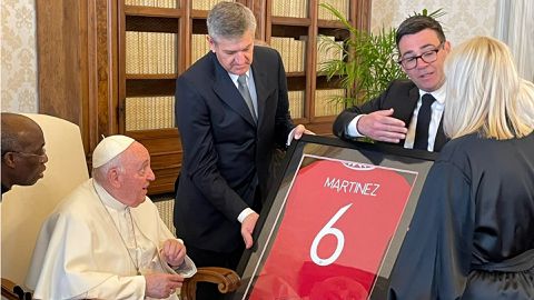 Pope Francis receives signed Manchester United shirt from Lisandro Martinez