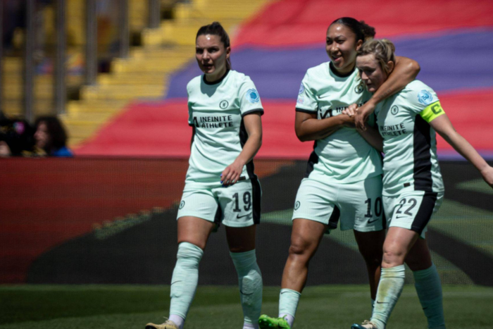 Chelsea players celebrating Erin Cuthberts goal against Barcelona || Image credit: Imago