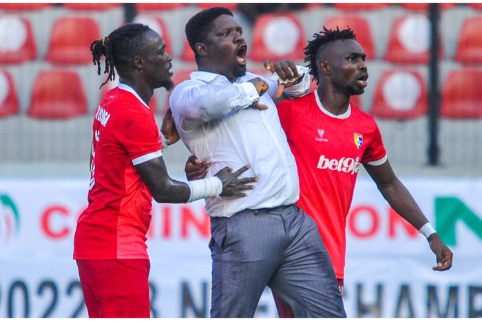 Remo Stars and their manager Daniel Ogunmodede last season.
