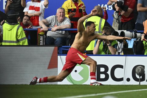 Arnold scores Liverpool winning goal || Imago