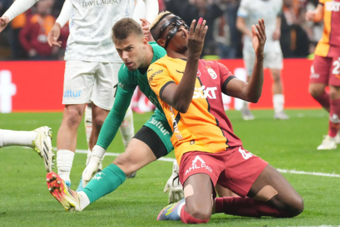 Victor Osimhen (45) of Galatasaray and Goalkeeper Diogo Sousa of Bodrum battle for the ball during the Turkish Super League match between Galatasaray and Bodrum at Rams Park Stadium on April 18, 2025 in Istanbul, Turkey. Copyright: xSeskimPhotox