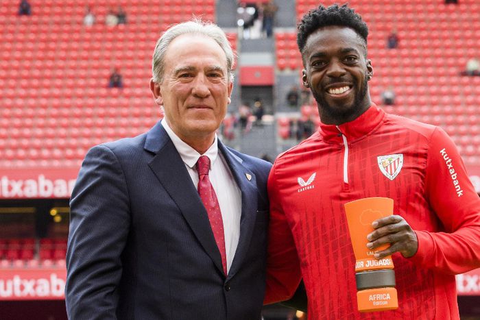 Inaki Williams with his LALIGA EA SPORTS African MVP Award after beating Real Madrid's Brahim Diaz.