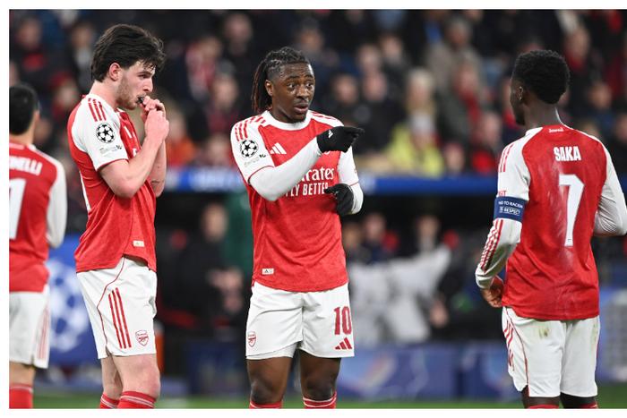 Arsenal players gather at Emirates at 5 a.m