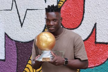 VIDEO: Young Africans’ Khalid Aucho finally receives 2022 Footballer of the Year award