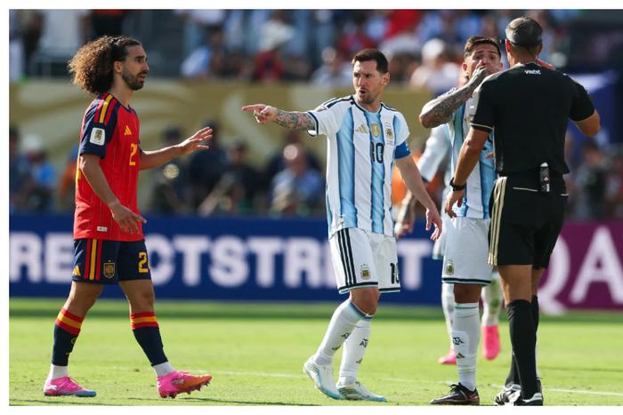 Rooney condemns Messi’s desperation