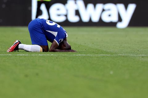 Moises Caicedo gives away a penalty on his debut || Credit: Imago