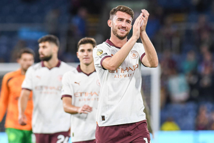 Aymeric Laporte greeting the Manchester City fans after Burnley winn || Imago