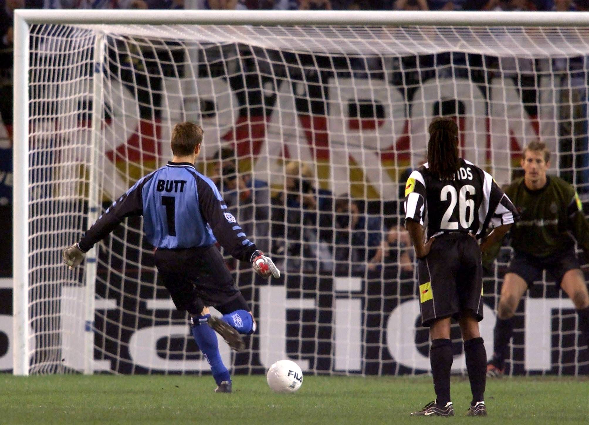 Hans-Jörg Butt converts a penalty for Hamburg against Edwin Van Der Sar of Juventus (IMAGO)