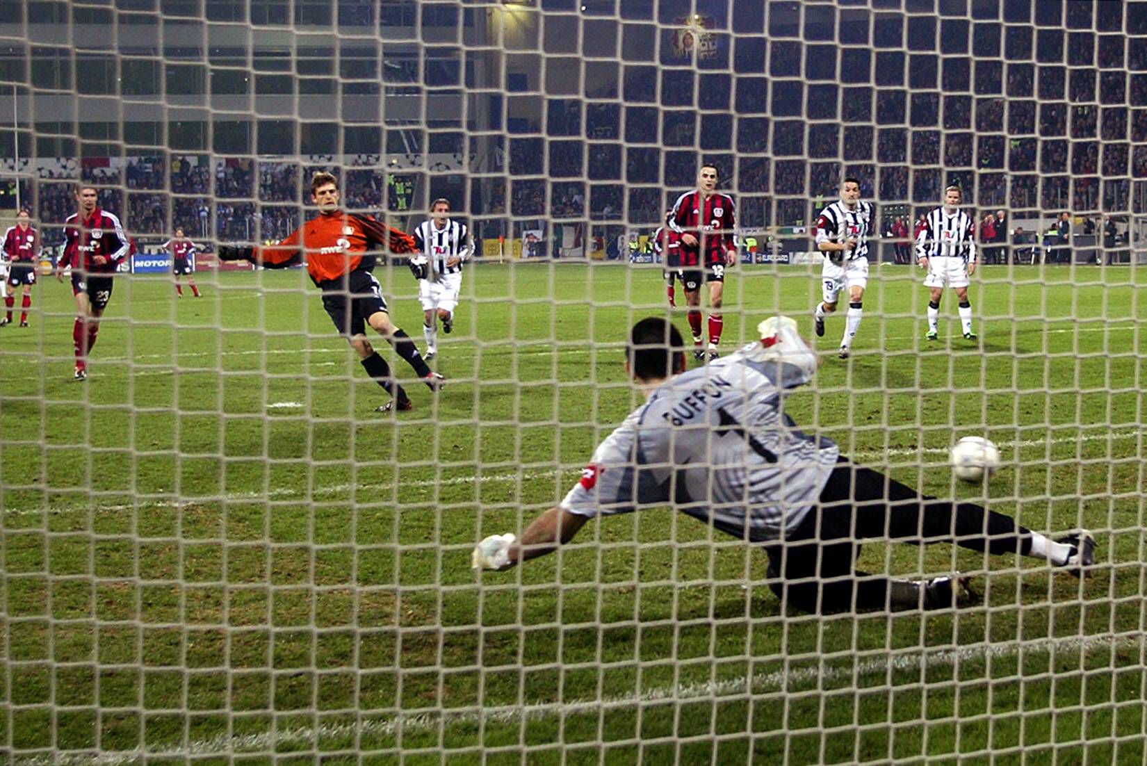 Hans-Jörg Butt converts a penalty for Bayer Leverkusen against Gigi Buffon of Juventus (IMAGO)