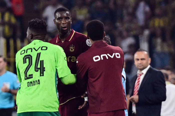 Andre Onana and Paul Onuachu of Trabzonspor during theTrendyol Turkish Super League match between Fenerbahce and Trabzonspor at Chobani Stadium in Istanbul , Turkey on September 14 , 2025 . ( photo by Seskimphoto)