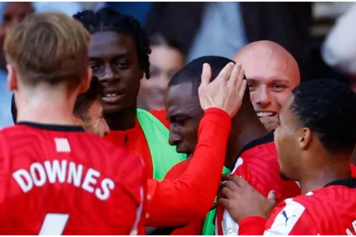 Joe Aribo and his Saints mate celebrate what they thought was the winner.