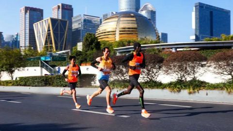 Leading Kenyan runner drops out of freezing Hangzhou Marathon [VIDEO]