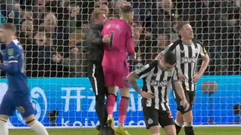 Dubravka Newcastle goalkeeper confronted by a Chelsea fan || Credit: The Mirror