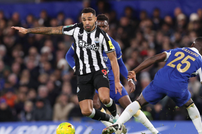 Callum Wilson of Newcastle United faces Moises Caicedo of Chelsea during the Carabao Cup match at Stamford Bridge, London || Picture credit: David Klein / Sportimage