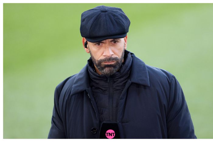 Rio Ferdinand and Arsenal fans exchange banter during flight