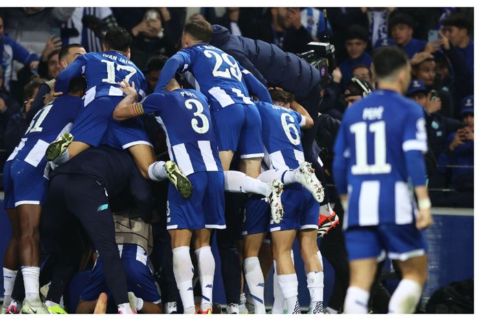 Porto seals first leg victory