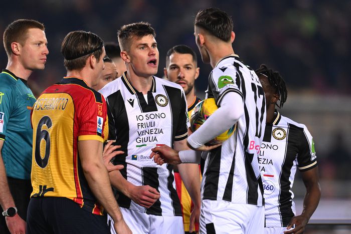 Lorenzo Lucca and Laka Bijol arguing over the penalty against Lecce | Imago