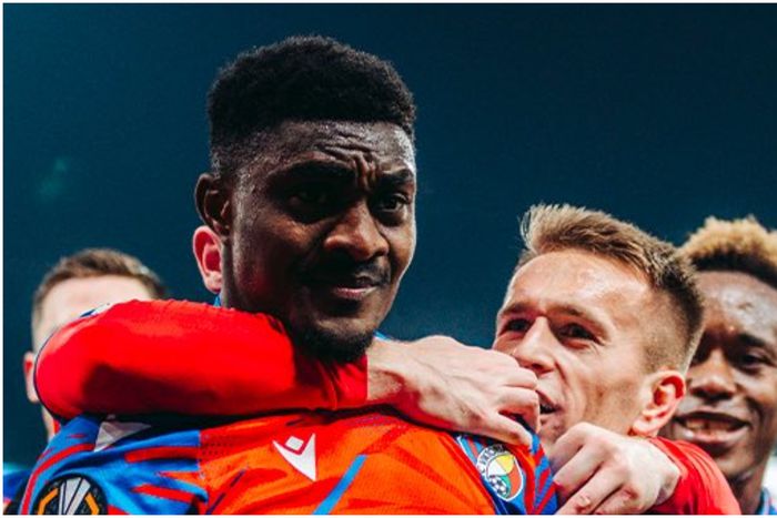 Durosinmi with his Plzen teammates. (Photo Credit: Plzen/X)