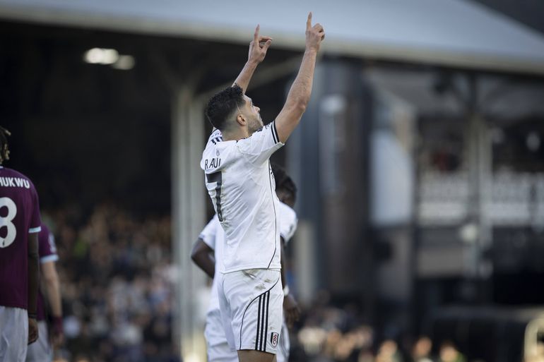 Raul Jimenez scores for Fulham || imago