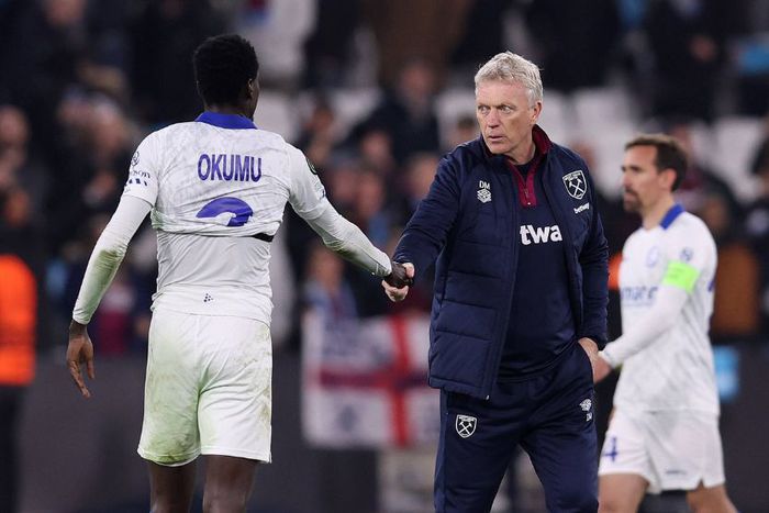 David Moyes, Manager of West Ham United and Joseph Okumu of KAA Gent shake hands after the UEFA Europa Conference League match at the London Stadium.