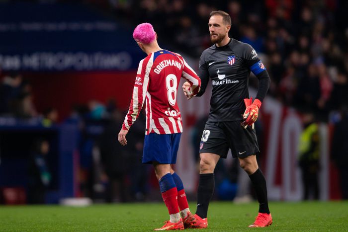 Atletico Madrid's Griezmann and Oblak dejected after the defeat to Barcelona.
