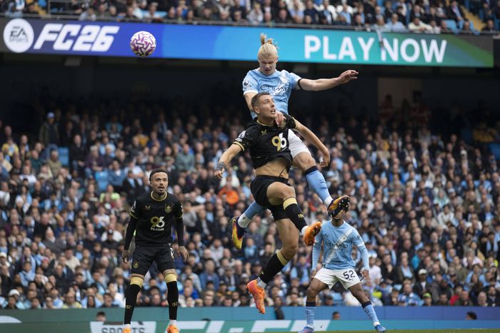 Burnley vs Manchester City in Premier League action