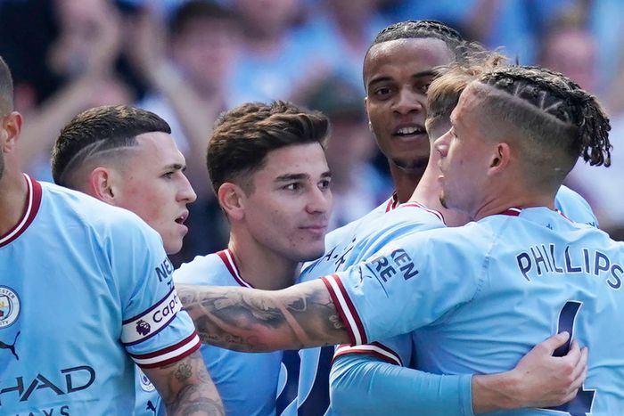 Julian Alvarez, Kyle Walker and Manuel Akanji celebrate Manchester City goal vs Chelsea.
