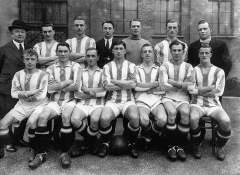 Huddersfield team led by Herbert Chapman (Back Row, Far Left)