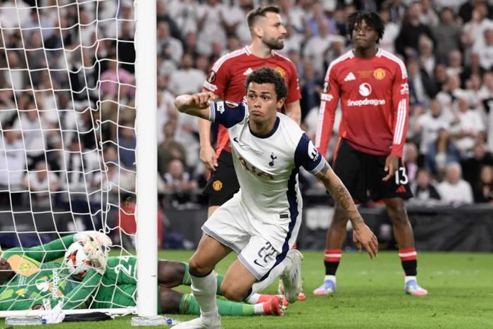 Brennan Johnson celebrates scoring against Manchester United in the Europa League final | NDTV