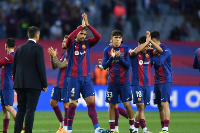Ronald Araujo (4) of FC Barcelona,Cubarsi (33) of FC Barcelona and Vitor Roque (19) of FC Barcelona at the end of the match between FC Barcelona and Rayo Vallecano  || Image credit: Imago