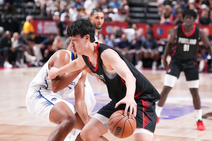 Yang Hansen (front R) of Portland Trail Blazers competes during the match between Portland Trail Blazers and Golden State Warriors || Image credtit: Imago