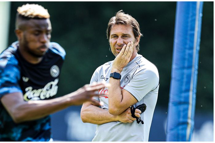 Antonio Conte watches Victor Osimhen in a Napoli training session.