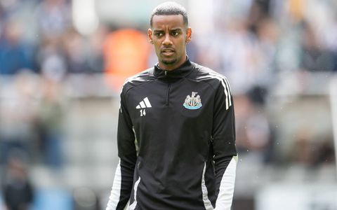 'Fire Him on the Spot!' - Newcastle Legend Advises Alexander Isak as He Reveals Who is to Blame for the Mess