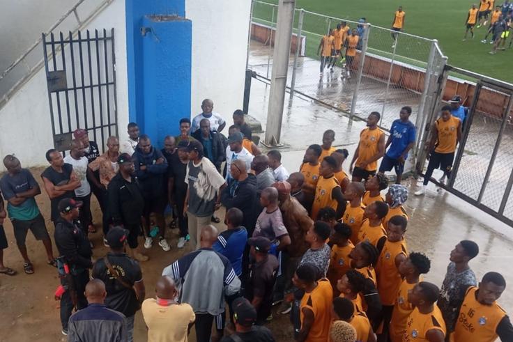 Kan U Believe It - Guns, drama, and total lockdown as Enyimba sporting director stops training with Police