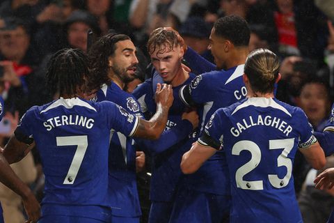Cole Palmer and Chelsea players celebrate. || Credit: imago