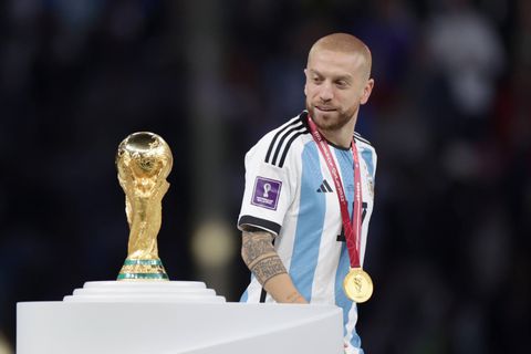 Papu Gomez with the World Cup trophy | Imago