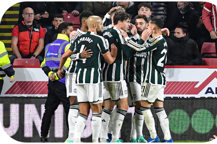 Man United players celebrating Dalot's goal