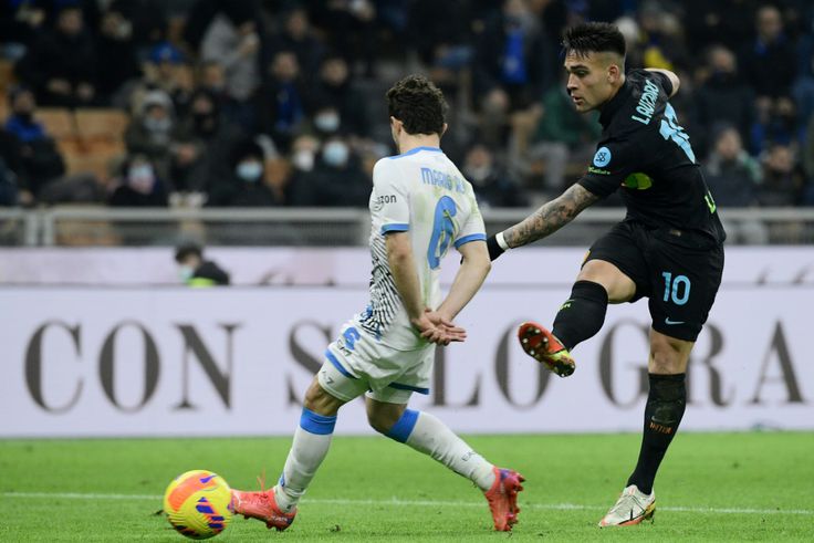Inter beat Napoli in thriller to fire title warning shot