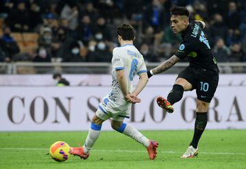 Inter beat Napoli in thriller to fire title warning shot