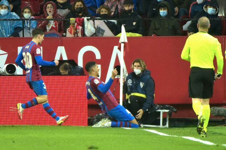 Araujo grabs a point for Barca at 10-man Sevilla