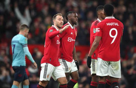 Manchester United defeat Burnley 2-0 to advance to the quarter-finals