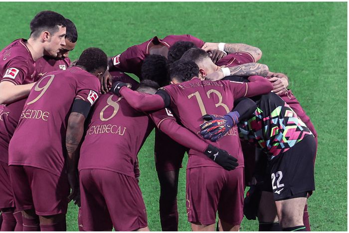 Augsburg before the game against Kiel.