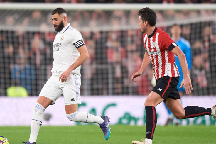 Karim Benzema of Real Madrid CF and Dani Vivian of Athletic Club during the La Liga match between Athletic Club and Real Madrid played at San Mames