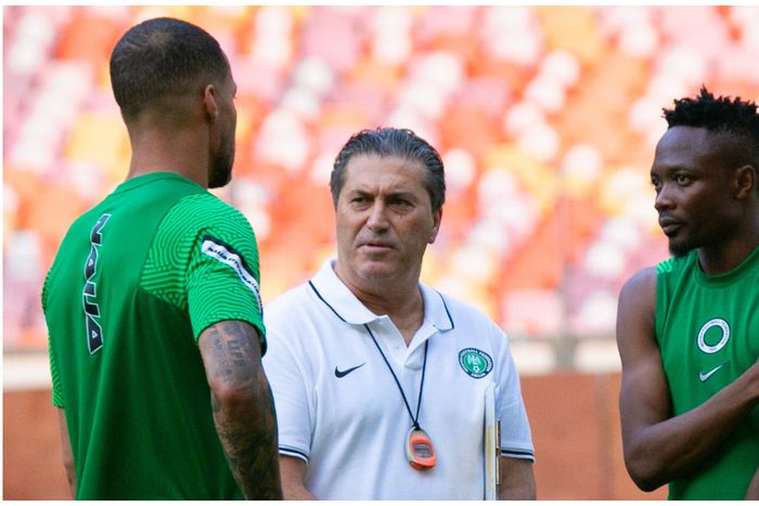 Super Eagles manager, Jose Peseiro, with his captains, William Troost-Ekong (left) and Ahmed Musa (right).
